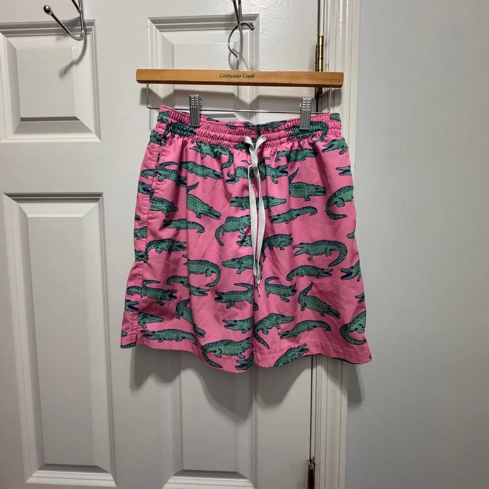 Chubbies Pink Shorts with Green Alligator Design size small 7”